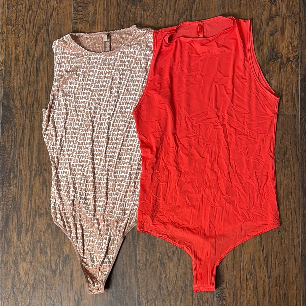 SET of 2 SKIMS Brown and Red Textured Tops